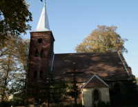 Kamienny kościół z ceglaną wieżą