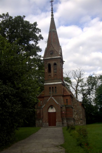 Kamienno ceglany kościół z wysoką wieżą